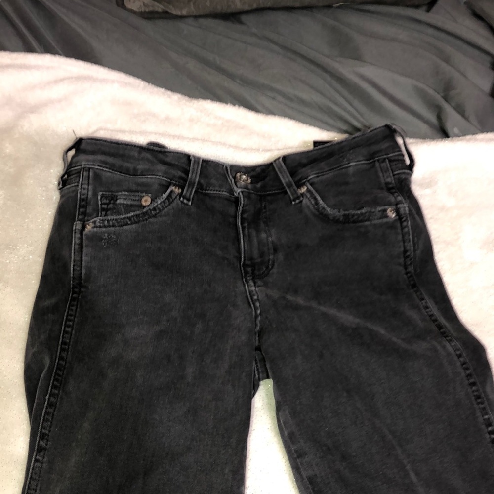 Light black skinny jeans, low waist denim.